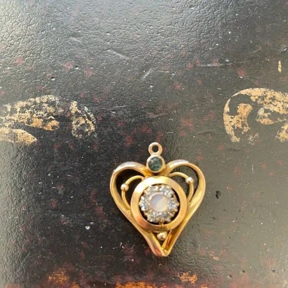 Elegant Antique Gold Heart Pendant with Gemstone - Picture 2 of 7